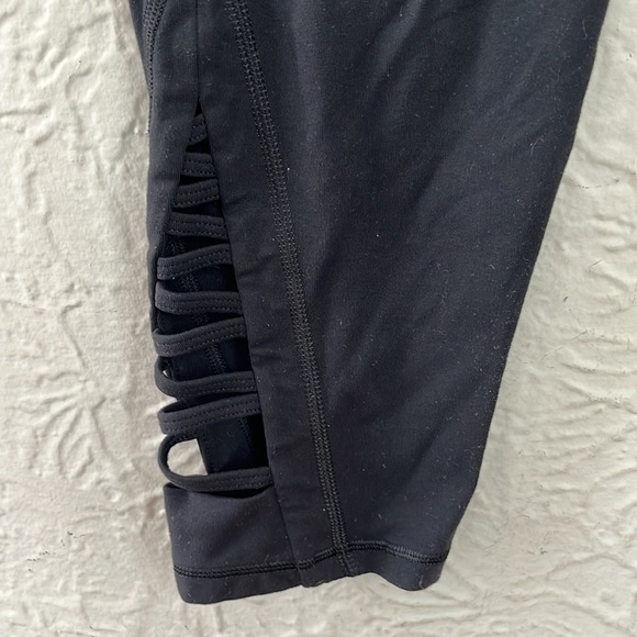 Athleta Quest Criss Cross Chaturanga Capri Leggings - Picture 6 of 11